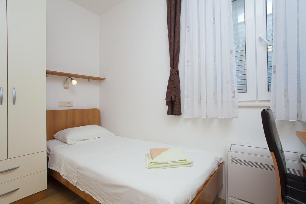 Apartments Villa Maris 鲁巴达 客房 照片